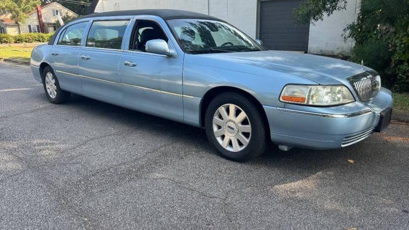 LINCOLN TOWN CAR 2004 1L1FM81W14Y682276 image